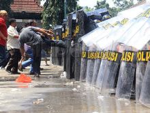 Massa Pro Prabowo Bentrok dengan Polisi