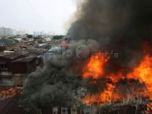 Lagi, Kebakaran Lahap Puluhan Rumah di Pulogadung