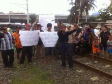 Ratusan Warga Berdemo Tutup Jalur Kereta