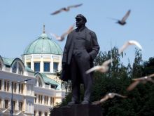 Patung Lenin Dirobohkan, Warga Donetsk Protes