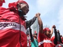 Buruh di Subang Pilih Bersih-bersih Pasar