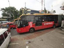 Bus Transjakarta Lebak Bulus-Harmoni Tabrak Separator