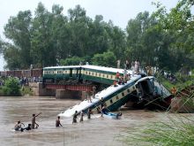 Kereta Terjun ke Sungai di Pakistan, 2 tewas