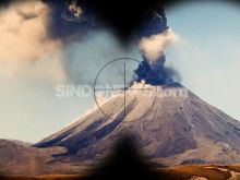 Gunung Gamalama di Ternate Meletus