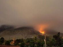 Abu Vulkanik Sinabung Selimuti Sejumlah Desa