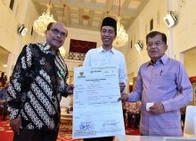 Jokowi-JK Bayar Zakat ke Baznas di Istana