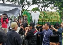 Ribuan Pelayat Hadiri Pemakaman Yon Koeswoyo