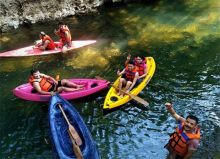 Menyusuri Sungai Jernih dengan Kayak di Wisata Alam Batu Lumpang
