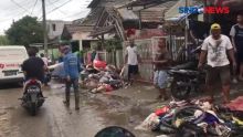 Warga Periuk Jaya Tangerang Bersihkan Sampah Sisa Banjir