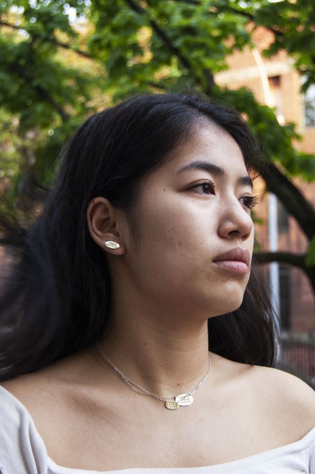 Melawan Stereotipe, Perempuan Ini Bikin Meme dalam Bentuk Perhiasan