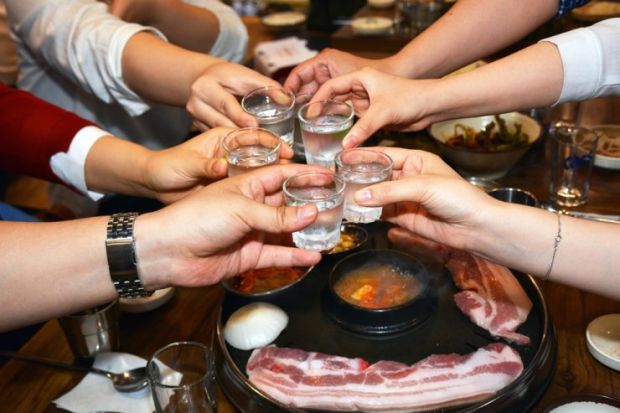 Mengenal Hoesik, Budaya Minum ala Korea Selatan yang Penuh Etika