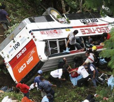 Bus di China masuk jurang 15 orang tewas