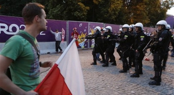 100 orang supporter ditangkap di Warsawa