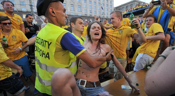 Fans Swedia dikejutkan demo perempuan bertelanjang dada