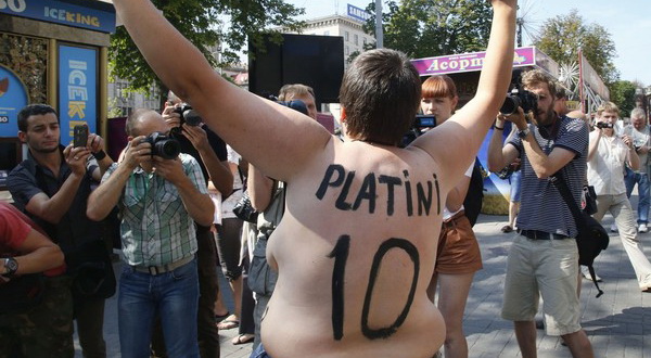 Bertelanjang dada untuk kado ultah Platini