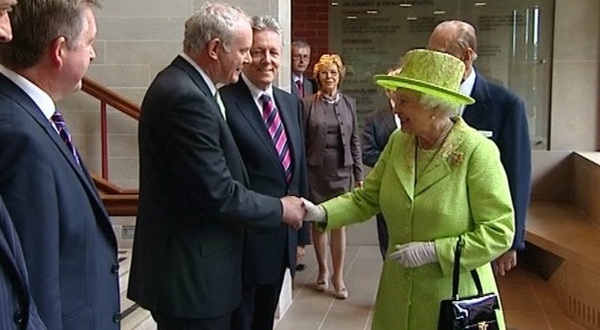 Pertama kali, Ratu Elizabeth II jabat tangan McGuiness