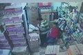 Pencuri di minimarket terekam CCTV
