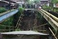 Jembatan penghubung dua desa di Garut runtuh