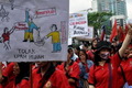 Puluhan buruh PR Japfa geruduk Pemprov Jatim