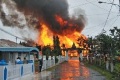 Sebelum bentrok, oknum preman bakar rumah warga