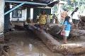 Setelah banjir, murid SD bersihkan lumpur