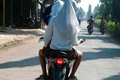 Naik motor, perempuan...