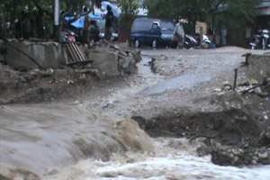 Banjir, jalan Trans Timor terputus