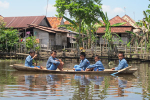 Banjir, siswa ke sekolah naik sampan