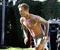 Lari di jalanan, Beckham cuma pakai celana dalam
