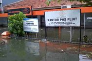 Kantor terendam banjir, pengiriman POS terganggu