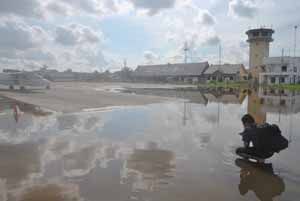 Air menggenang, Bandara Samarinda lumpuh