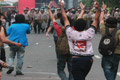 Massa Ilham bentrok dengan polisi