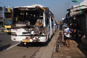 Tabrak truk, mahasiswa tewas dihantam minibus
