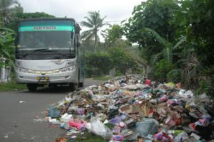 Tumpukan sampah di Jalintim dibiarkan