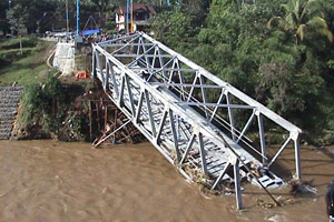 Sungai Marihat meluap, jembatan terputus