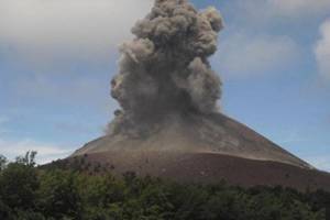 Ribuan warga mengungsi akibat letusan Gunung Rokatenda