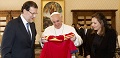 Paus Fransiskus dapat hadiah kostum Timnas Spanyol
