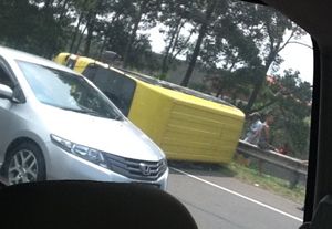 Sebuah truk terguling di Tol Purbaleunyi