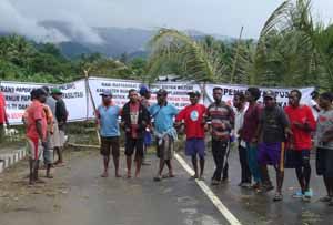 Warga Blokade Jalan Trans Papua Barat