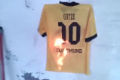 Fans Dortmund bakar jersey Gotze