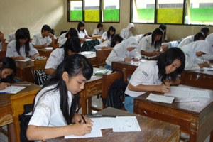 Pendidikan Indonesia memberatkan siswa