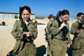 Berpose dengan pakaian dalam, tentara wanita Israel dihukum