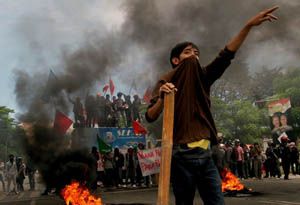 Demo mahasiswa ricuh, jalur Makassar-Gowa lumpuh 9 jam