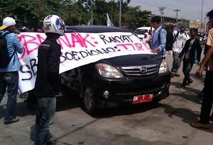 Demo BBM, Mahasiswa Pekanbaru sandera 4 mobil dinas