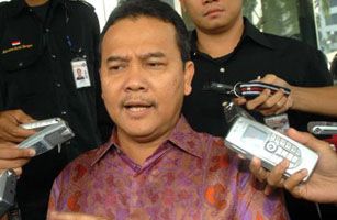 Usai diperiksa, Gubernur Riau pakai baju tahanan KPK