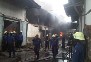 Gudang penyimpanan cat di Surabaya terbakar