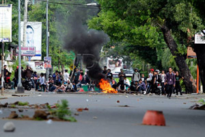 Bentrok Polisi dan mahasiswa Ternate kembali pecah