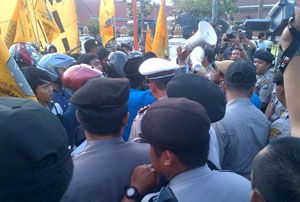Demo BBM, Mahasiswa adu jotos dengan Polisi