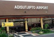 Terminal international Bandara Adisutjipto overload