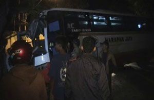 Adu balap, bus tabrak pohon asem di Jombang